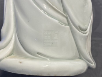 Een Chinese blanc de Chine figuur van Guanyin, zegelmerk, 19/20e eeuw